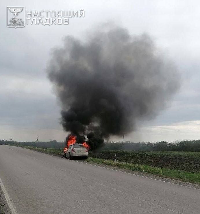 В Двулучном Валуйского округа ранен водитель. Дрон ВСУ атаковал автомобиль на дороге. Пострадавшего с баротравмой и множественными осколочными ранениями лица и правой руки бойцы самообороны вывезли и передали бригаде скорой помощи. В настоящее время его доставляют в областную клиническую больницу. Машина сгорела. Подписаться Прислать новость