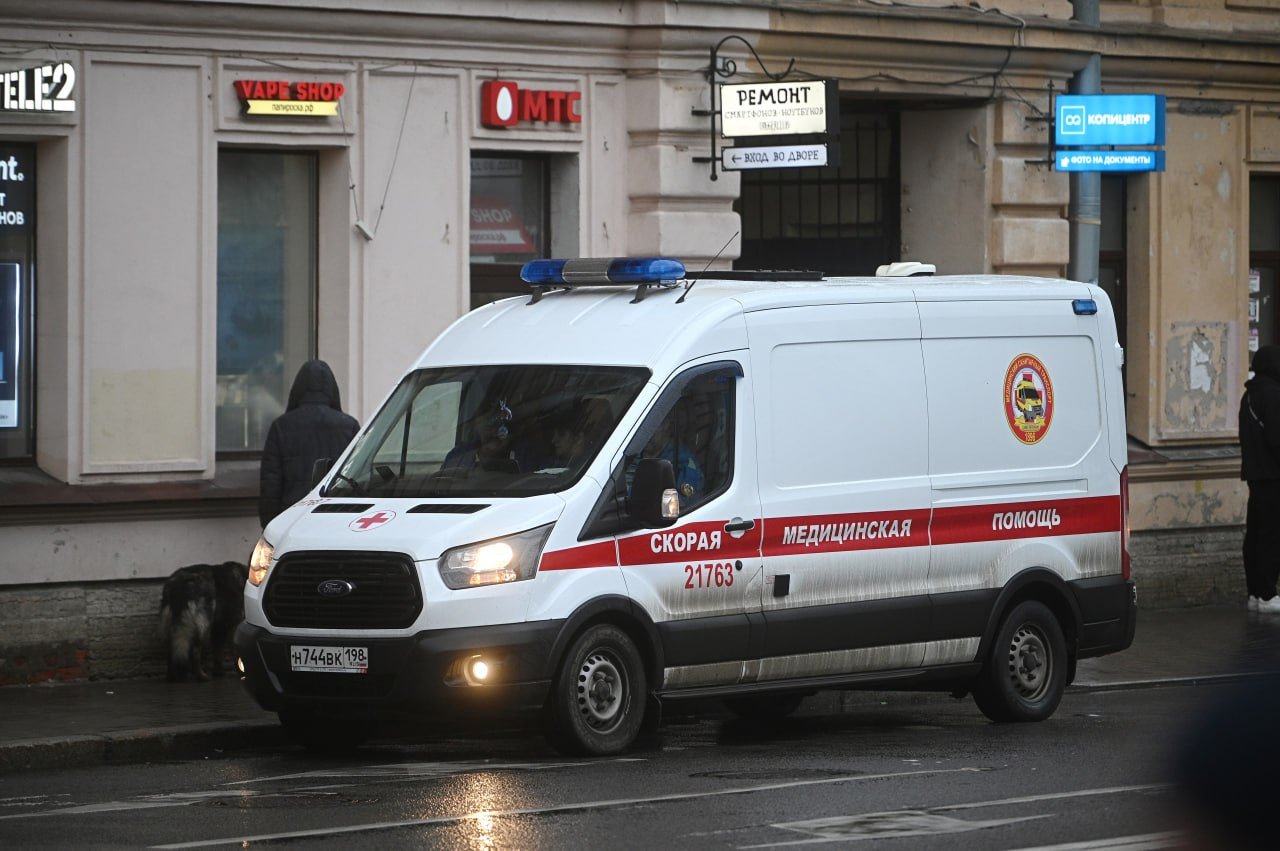 Катание на самокате довело пятилетнюю девочку до больницы Все произошло вечером 3 мая у дома №10 по Клочкову переулку. Автомобиль «Рено Дастер» совершил наезд на маленькую самокатчику, внезапно выехавшую из-за припаркованного автомобиля. За рулем был 42-летний мужчина. - Девочка находилась в сопровождении мамы, - сообщили в сообщили в ГУ МВД России по Санкт-Петербургу и Ленобласти. - В результате ДТП ребенка госпитализировали с ушибами, в состоянии средней степени тяжести. По факту аварии проводится проверка. : СПб — отдай свой буст нам
