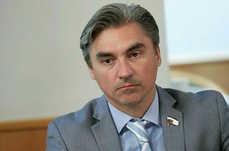 Определять проблемных детей в коррекционные школы и обучать их на шахтёров и водителей депутат ГД Свинцов о возможных способах предотвращения насилия в учебных заведениях По словам зампреда комитета ГД по информполитике Андрея Свинцова чтобы избежать нападений в школах необходим комплексный подход В числе предложений депутата усиление охраны силами сотрудников Росгвардии а также психологическая помощь для детей направленная на выявление проблем с раннего возраста Мы неоднократно предлагали усилить охрану школ раз Второе мы предлагали сделать обязательным регулярное не реже чем два раза в год тестирование всех школьников профессиональными психологами При этом в случаях с выявленными трудными подростками в числе которых по словам депутата встречаются дети мигрантов Свинцов предлагает более радикальные меры определение в коррекционные школы Вот и вот такие сложные подростки неважно это коренные жители Российской Федерации или это недавно прибывшие к нам из республик среднеазиатских или из каких то других стран Вот если эти подростки сложные ещё раз подчеркну любые подростки то с ними надо отдельно Возможно это даже перевод их в коррекционные школы с более таким требовательным уровнем образования и уровнем дисциплины Впоследствии таких детей депутат предлагает обучать на шахтёров водителей и прочие специальности не требующие углублённого знания школьных предметов Может быть специфические какие то дисциплины то есть они получат какие то специфические профессии Шахтёрами они будут или может быть там водителями или ещё кем то Ну то есть там где может быть необязательно знание высокого уровня физики математики химии и там ряда других предметов которые достаточно тяжело кому то даются