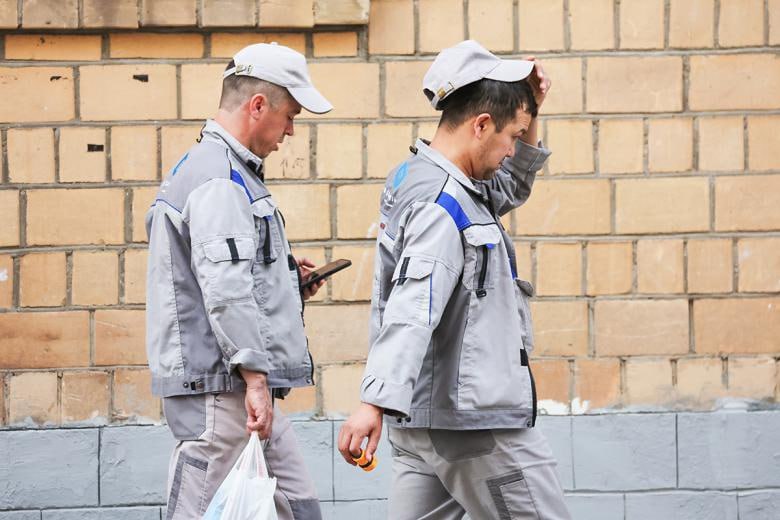 Минфин предложил расширить круг трудовых мигрантов приезжающих в страну из безвизовых стран и обязанных после получения патента на работу вносить фиксированный авансовый платеж по НДФЛ В него попадут мигранты работающие у физлиц для личных и домашних нужд Источник Коммерсанта в национальных диаспорах обратил внимание что предложенные изменения не сочетаются с планами правительства по привлечению иностранной рабочей силы в страну jkinvest news jkinvest