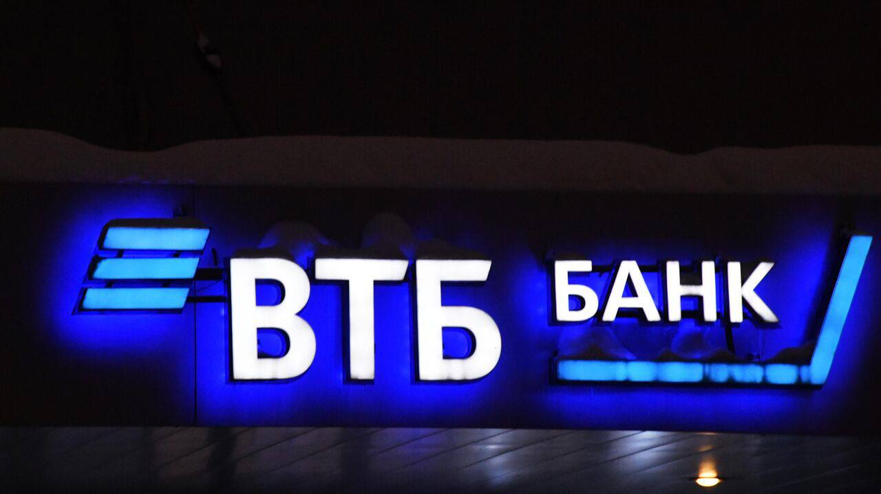 ФИНАНСЫ ВТБ ЗАПУСТИТ ЦИФРОВЫЕ АКТИВЫ ДЛЯ РОЗНИЧНЫХ ИНВЕСТОРОВ ВТБ планирует до конца 2025 года интегрировать цифровые финансовые активы ЦФА в сервисы для частных клиентов. Об этом сообщил руководитель дирекции ЦФА банка Сергей Рябов на конференции "ЦФА: дивный новый мир". "Один из первых и главных путей для ЦФА — это интеграция в привычные интерфейсы. Клиент сможет зайти в приложение, нажать кнопку и провести сделку. Уже к концу года мы предоставим розничным инвесторам возможность вкладываться как в банковские продукты, так и в выпуски других эмитентов", — пояснил он. Сейчас ВТБ работает с корпоративными инвесторами, включая финансовые организации. "Этот рынок у нас уже есть, и мы его расширяем через дистанционные каналы обслуживания. В планах — выход на розницу и гибридные решения", — добавил Рябов. В декабре 2023 года "ВТБ Капитал трейдинг" вошел в реестр операторов ЦФА-платформ Банка России. По данным регулятора, объем первичных размещений ЦФА в 2024 году вырос в 9 раз, достигнув 594 млрд рублей. Около 90% рынка занимают цифровые аналоги краткосрочных облигаций. Фото: Наталья Селивестова #аврорамедиа_россия Telegram-экосистема АВРОРА МЕДИА МЕДИА НОВОСТИ РЕГИОН ЛАЙФ СПОРТ ГЕРЛЗ ХАЙТЕК ПЕРСОНЫ ИНСАЙД КРИМИНАЛ МОЛОДОСТЬ LIVE АВРОРА МЕДИА YOUTUBE RUTUBE