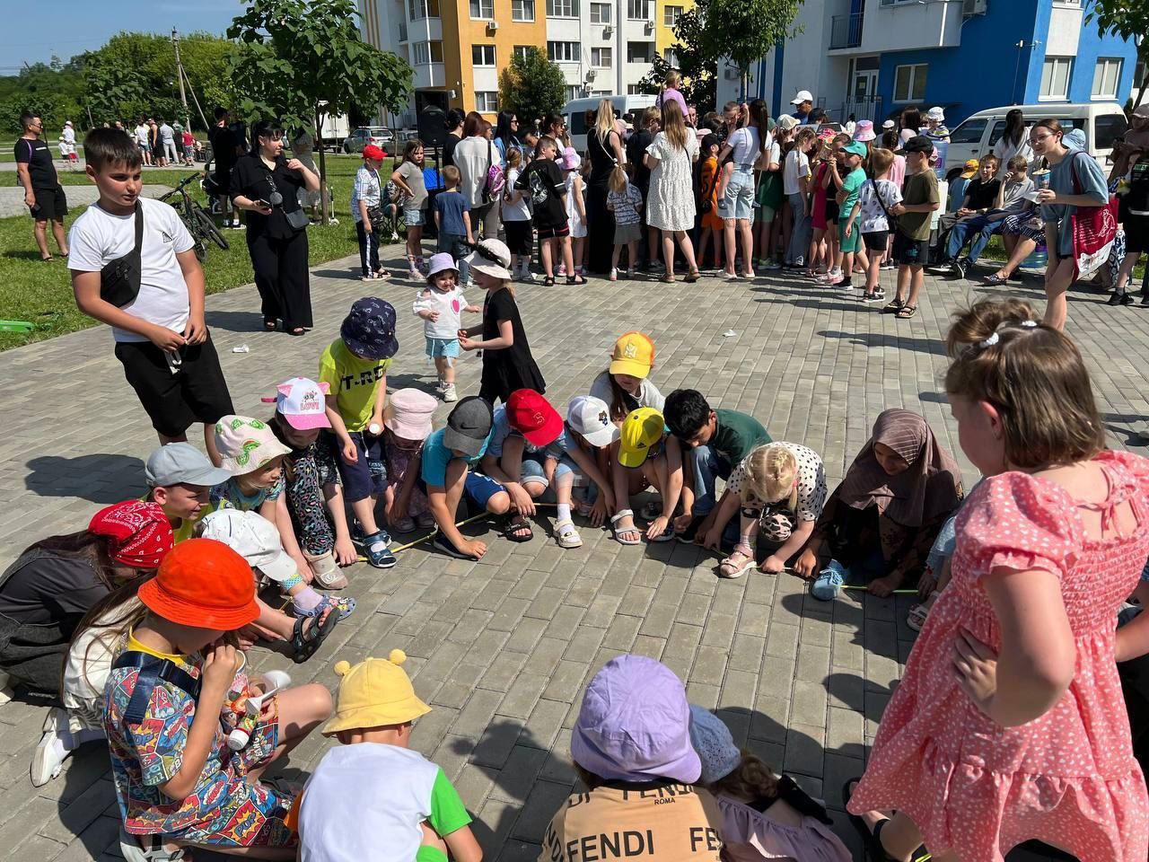 Сразу в пяти пригородных посёлках Краснодара провели марафон праздников В Лорисе на главной площади рядом с Центром Культуры и досуга выступили талантливые коллективы зарядив позитивом всех присутствующих. Для самых маленьких провели конкурс рисунков на асфальте. В Пригородном на праздник пришли и взрослые, и дети. В Зеленопольском публику зажигали аниматоры в ростовых куклах. В Новознаменском праздник устроили для самых маленьких. Их развлекали аниматоры. Для жителей Знаменского развернули гуляния в сквере Родные просторы. #афиша Телеканал «Краснодар»