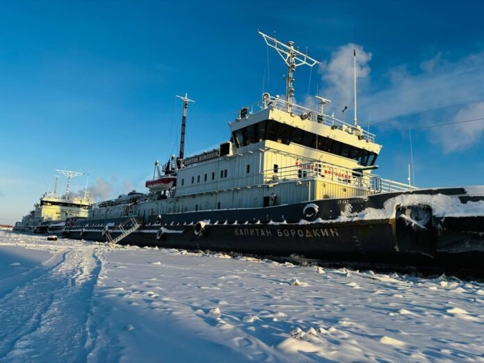 Работники Ленского речного пароходства приступили к подготовке судов к навигации 2026 года К подготовке флота к навигации 2026 приступили работники всех структурных подразделений Ленского объединенного речного пароходства Основной упор делается на подготовку нефтеналивного флота на котором согласно утвержденным техническим регламентам проводятся модернизационные работы Подробнее читайте по ссылке Фото ПАО ЛОРП yk24 ru в MAX Telegram ВК VK Видео