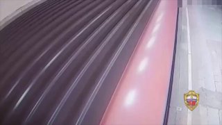 В Москве приезжий попытался догнать поезд метро по рельсам Пьяный мужчина прыгнул на пути на станции Чистые пруды и побежал за отбывшим поездом К счастью мужчину заметили и подняли с путей veraafanasyeva