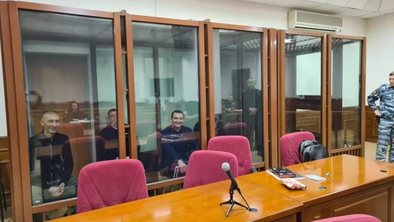 ТОЛК новости Барнаула Алтайского края и Республики Алтай Банду из Алтайского края осудили за похищение уральского криптоинвестора По данным пресс службы судов региона Дмитрий Атаманов Александр Герасимов Вячеслав Силуянов и Дмитрий Стороженко признаны виновными Весной 2023 года главарь узнал что жертва владеет крупной суммой в криптовалюте Бывший полицейский Силуянов с помощью знакомого правоохранителя Стороженко добыл служебные сведения о мужчине Преступники приехали в Екатеринбург следили за жертвой и в июле похитили её вывезли в лес и угрожая заставили перевести криптовалюту на 5 8 млн рублей часть которой обналичили Суд присяжных назначил Атаманову 7 лет строгого режима Герасимову 11 лет и штраф 500 тыс рублей Стороженко 10 лет штраф 950 тыс и лишение звания майор полиции Силуянову 14 лет и штраф 800 тыс подробнее на канале ТОЛК новости Барнаула Алтайского края и Республики Алтай