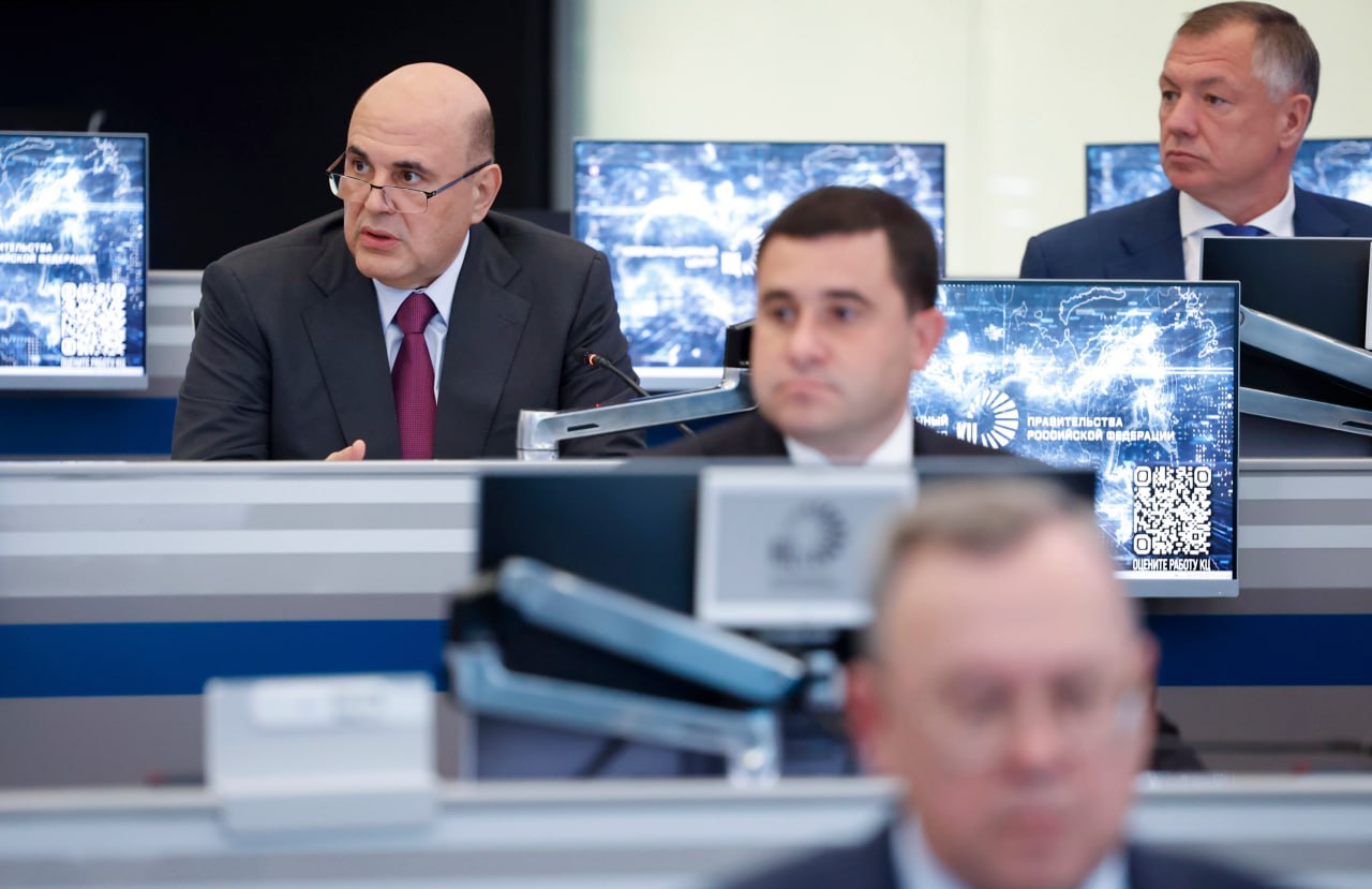 Михаил Мишустин дал поручения по итогам стратсессии посвященной повышению доступности жилья для граждан В России будет разработан план технологического развития строительной отрасли на период до 2030 года с прогнозом до 2036 года с учетом перехода на цифровые решения и повышения производительности труда Разработать и представить документ в Правительство предстоит Минстрою совместно с Минэкономразвития Минцифры и другими заинтересованными ведомствами а также с ДОМ РФ и Фондом развития территорий Срок до 1 декабря Минстрой совместно с Минэкономразвития Минюстом Минфином Росреестром ФССП ДОМ РФ Фондом развития территорий и Национальным объединением строителей до 15 ноября подготовит предложения направленные на усовершенствование правового регулирования строительства индивидуальных жилых домов по договорам подряда с использованием эскроу счетов Речь идет о проработке возможности раскрытия эскроу счетов при несоответствии построенного дома его проектным характеристикам Минфину совместно с Минстроем и Минпромторгом предстоит до 15 ноября представить предложения о возможности компенсации расходов промышленных предприятий по субсидированию процентной ставки по ипотеке своим работникам или расходов по строительству жилья для них Также будет проработан вопрос о наделении регионов правом давать дополнительные налоговые вычеты на приобретение жилья работникам промышленных предприятий Минфину совместно с Минэкономразвития и Минстроем поручено проработать предложения предусматривающие возможность учета расходов на строительство объектов социальной инженерной коммунальной и транспортной инфраструктуры в качестве обоснованных расходов застройщиков при расчете налога на прибыль Подробнее на сайте Правительства Подписаться на Правительство России в Telegram Читать нас в MAX