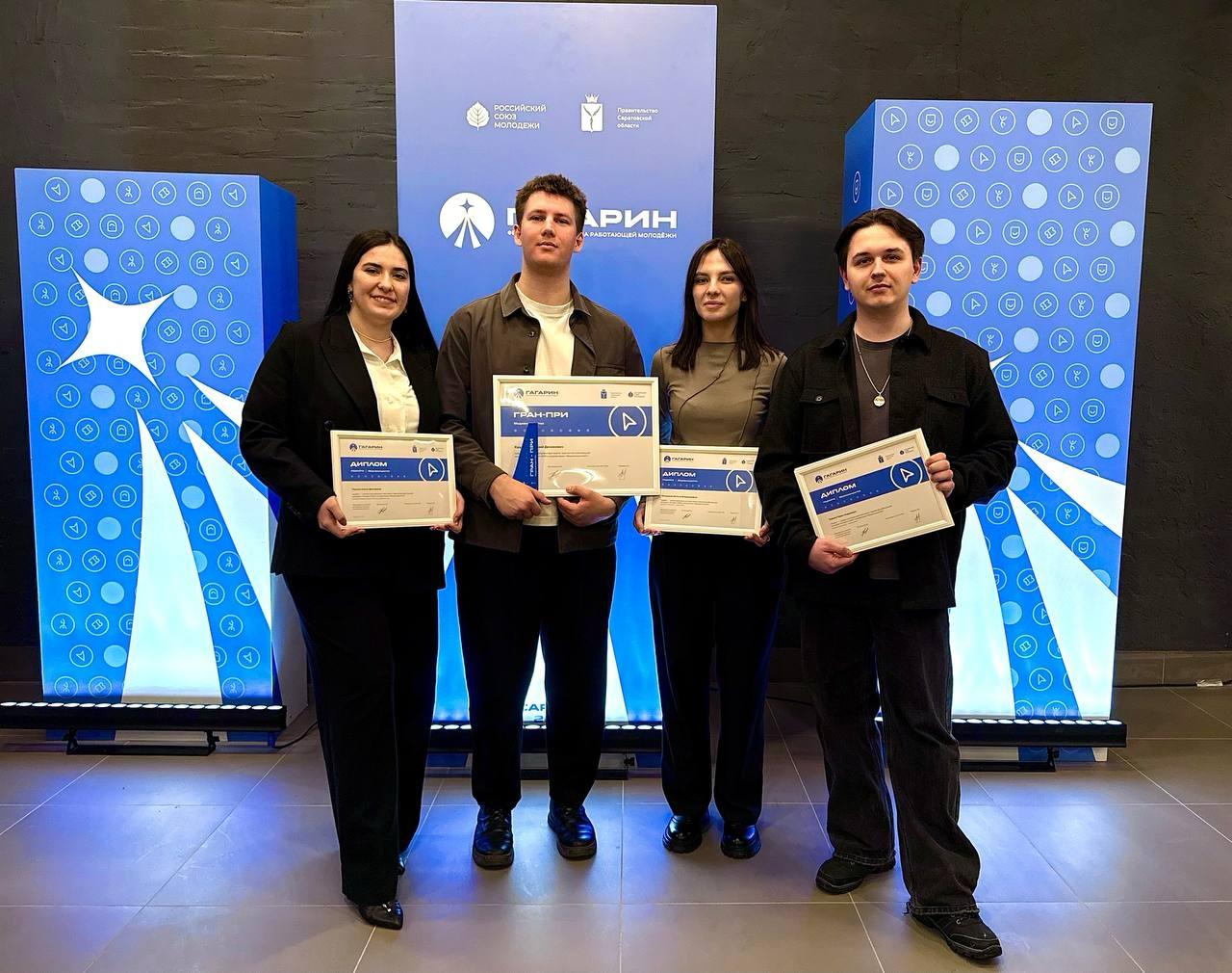 Еще один гран при в копилке SM Production Подведены итоги Фестиваля творчества работающей молодежи Гагарин организованного Саратовским реготделением Российского Союза Молодежи при поддержке правительства Саратовской области В направлении Медиаискусство магистранты и сотрудники СГЮА члены студенческого медиацентра выиграли сразу несколько наград Самую главную гран при вручили видеооператору Арсению Крупину за документальный фильм Цена мечты Кроме того фотокорреспондент Евгения Пискорская завоевала сразу четыре места дипломы I и II степеней в номинациях Художественная фотография и Фоторепортаж В последней также наградили Павла Сураева он стал лауреатом I степени И еще одну победу диплом лауреата I степени получила Алена Ларина в номинации Графический дизайн Брендинг фирменный стиль Поздравляем и гордимся нашими медийщиками лучшееюридическое сгюа саратов VK MAX RUTUBE