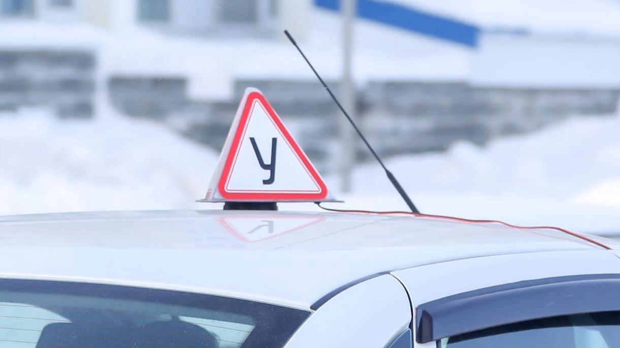 МВД раскрыло как в России будут составлять рейтинг автошкол МВД России подготовило проект приказа с критериями оценки автошкол обучающих водителей разных категорий Оценку планируют проводить один раз в год не позднее 15 февраля года следующего за отчётным При этом будут учитывать как средние показатели по регионам так и общероссийские значения Результаты проверки эффективности автошкол разместят на сайте Госавтоинспекции в течение 10 дней после завершения оценки Первые рейтинги составят по итогам обучения за 2027 год Среди ключевых критериев количество ДТП с участием выпускников автошкол а также результаты сдачи экзаменов и другие показатели качества подготовки водителей Подпишитесь на Дорогу в НАО