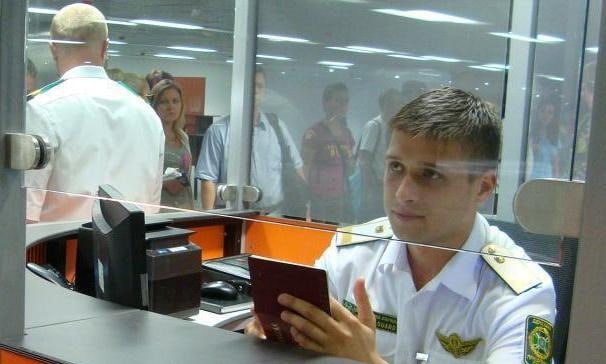C 30 июня для въезда в Россию иностранцам надо за три дня уведомлять об этом по интернету — МВД О новых правилах напомнила представитель МВД РФ Ирина Волк, ссылаясь на исполнение ноябрьского распоряжения правительства РФ. Уведомлять госорганы электронно за 72 часа нужно иностранцам для безвизового въезда в Россию иностранцам с визой, ВНЖ и разрешением на временное пребывание в России на руках получать QR код не нужно , а в случаях, требующих срочного въезда, если они подтверждены документами, срок подачи заявления может быть сокращен до 4 часов. Подавший заявление в ответ получает QR код, который обязательно надо будет показать пограничникам при въезде. Заполнять заявление нужно через мобильное приложение RuID — аналога «Госуслуг», но созданного исключительно для иностранных граждан, собирающихся в Россию. Удаленное уведомление российских госорганов о въезде, по словам Ирины Волк, позволит «заранее получить информацию о наличии возможных запретов на въезд в Россию». То есть, удобство в том, чтобы не узнавать о запрете на въезд уже у пограничной стойки. Мигранты с 2025 года должны сдавать биометрию и заводить цифровой профиль иностранца, что позволит мигрантам получать услуги в России, а госорганам — контролировать местонахождение каждого мигранта, которых обязали устанавливать приложение с отслеживанием геопозиции на телефон при въезде. А скоро могут запретить иметь больше одного телефона, замкнув круг контроля.