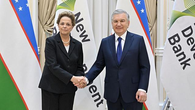 Президент Узбекистана Шавкат Мирзиеев провел встречу с главой НБР БРИКС Дилмой Руссефф На встрече стороны отметили активную реализацию договоренностей, достигнутых в октябре 2024 года на саммите БРИКС. В частности, Совет управляющих НБР дал согласие на присоединение Узбекистана к числу стран-участниц банка. Уже сформирована программа первоочередных совместных проектов на сумму 5 млрд долларов США более 395,77 млрд рублей .