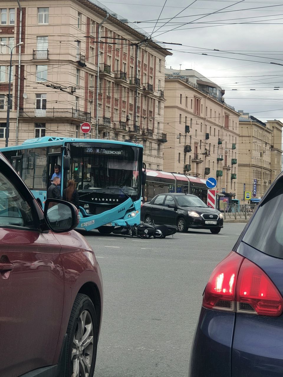 В Красногвардейском районе мотоциклист влетел в автобус ДТП с участием «лазурного», следовавшего по 295 маршруту, произошло на пересечении Заневского и Новочеркасского проспектов примерно в час дня, сообщают очевидцы. В сторону центра перекрыто несколько полос, на месте работают экстренные службы. По предварительной информации, мотоциклист серьезно не пострадал. Выясняются подробности произошедшего. Мегаполис Подписаться Прислать новость