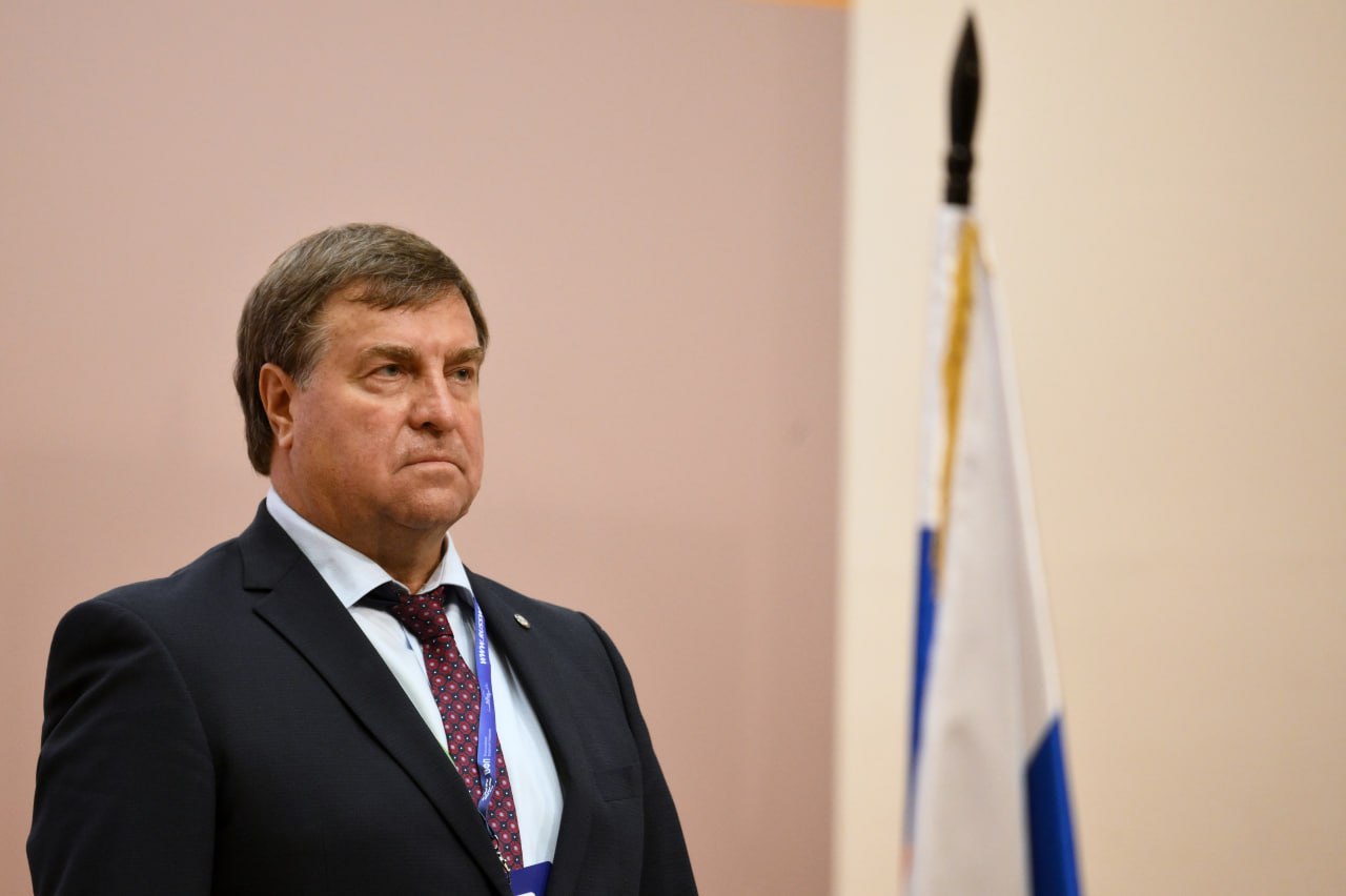 В Кубке Сальникова поучаствуют более 300 пловцов из 58 регионов России и 13 стран Турнир пройдёт в Санкт Петербурге с 19 по 20 декабря его покажет Матч ТВ Подробнее об участниках и призовых рассказал первый вице президент ФВВСР Владимир Сальников его слова передаёт корреспондент Матч ТВ В наших соревнованиях примут участие пловцы из 58 регионов России и 13 зарубежных стран Это 460 участников из них 335 спортсменов В эти минуты идёт заявка на турнир мы ждём например восемь спортсменов из ЮАР У них тут внушительная делегация Есть сложности с приглашением спортсменов из за рубежа Существует политическое влияние и некоторые страны отказались в последний момент Им не дали добро национальные федерации Что ж нашим спортсменам достанется больше наград А тех кто не приехал ждём на следующий год У нас выросло много российских звёзд очень сильных пловцов Кто хочет с ними посоревноваться добро пожаловать Сколько сможет заработать спортсмен если на вашем турнире побьёт мировой рекорд Во первых у нас есть средства для абсолютного победителя по очкам World Aquatics Тот спортсмен кто лучше всего выступит на отдельно взятой дистанции а ничего лучше мирового рекорда быть не может получит 1 млн Во вторых для такого рекордсмена в регламенте ФВВСР прописаны отдельные выплаты У нас есть все чтобы поднять стандарт и уровень главного достижения Думаю что победитель останется доволен news matchtv РИА Новости Владимир Астапкович