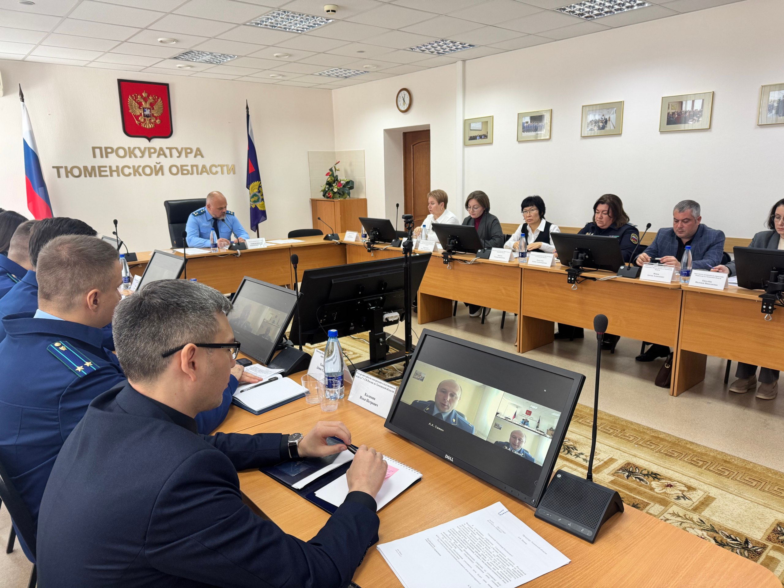 В надзорном ведомстве под председательством заместителя прокурора области Андрея Горобченко состоялось очередное заседание межведомственной рабочей группы по защите трудовых прав граждан  На заседании рабочей группы заслушаны руководители предприятий имеющих долг по оплате труда перед работниками  С органами исполнительной власти обсуждены результаты совместной работы по снижению производственного травматизма По итогам работы группы выработаны конкретные меры направленные на обеспечение трудовых прав работников Прокурорам поручено активизировать работу направленную на восстановление прав граждан на своевременную оплату труда Ситуация с выплатой заработной платы работникам в регионе а также реализация дополнительных мер в этой сфере находится на контроле прокуратуры области В текущем году в результате принятых мер прокурорского реагирования и межведомственного взаимодействия в регионе погашена задолженность по заработной плате на сумму более 124 млн рублей