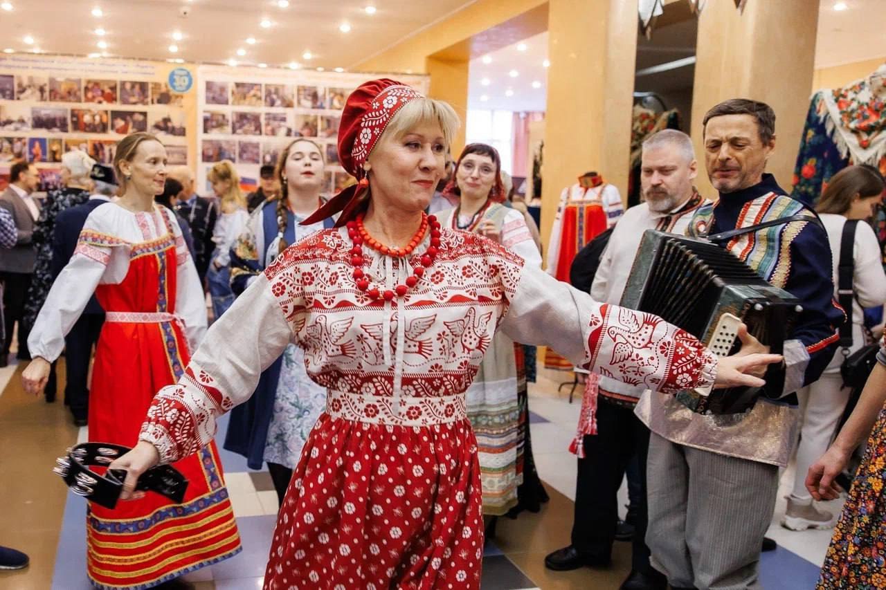 В Дубне на базе Центра национальных культур откроется отделение Ассамблеи народов России Здесь будут проходить культурные образовательные и просветительские мероприятия направленные на укрепление дружбы народов сохранение традиций и развитие межнационального диалога Новый формат позволит реализовать ещё больше интересных и значимых проектов опираясь на опыт региональных отделений Ассамблеи Напомним 2026 год объявлен Президентом Владимиром Путиным Годом единства народов России dubna tv