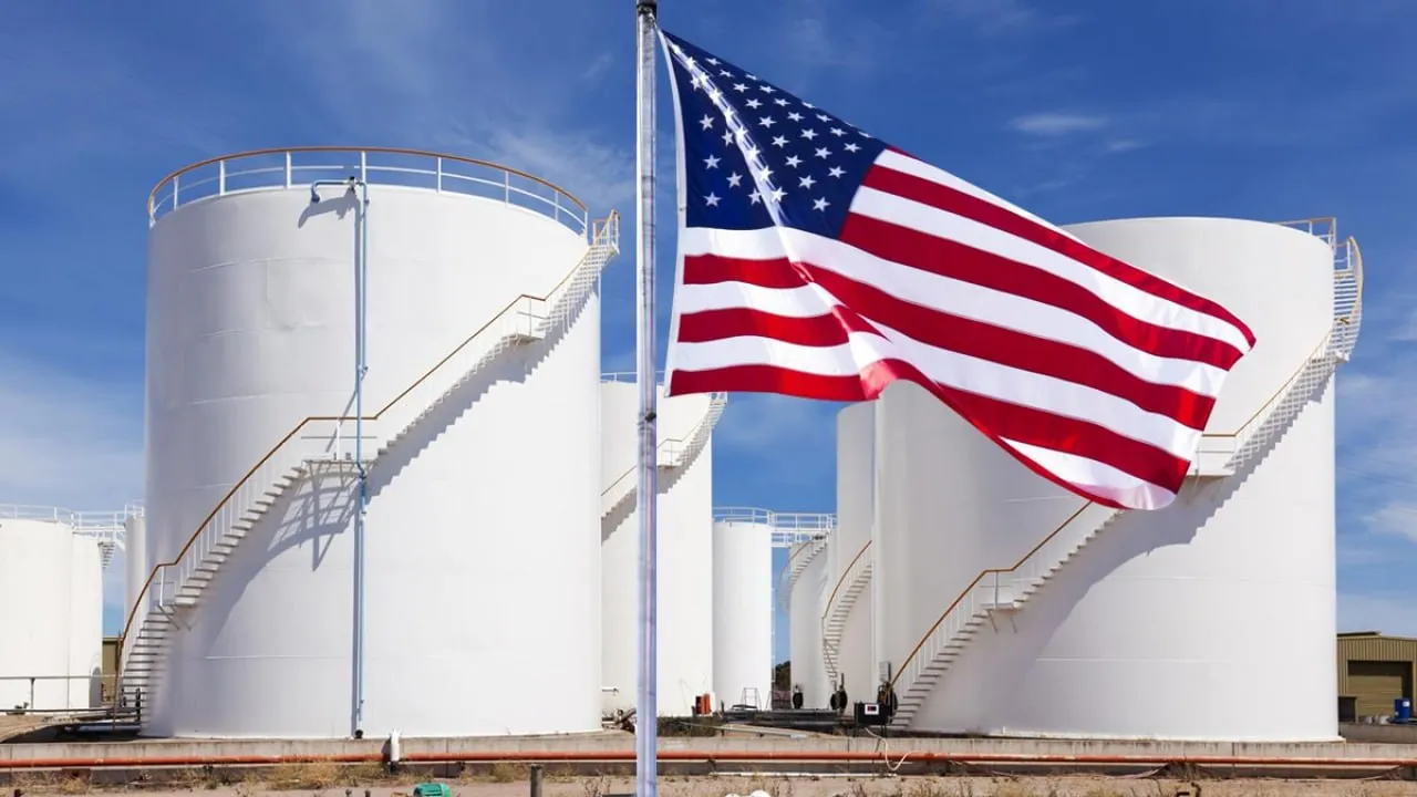 Коммерческие запасы нефти в США за неделю увеличились на 3 1 млн баррелей и на 3 апреля 2026 года составили 464 7 млн баррелей сообщили в Минэнерго США jkinvest news jkinvest