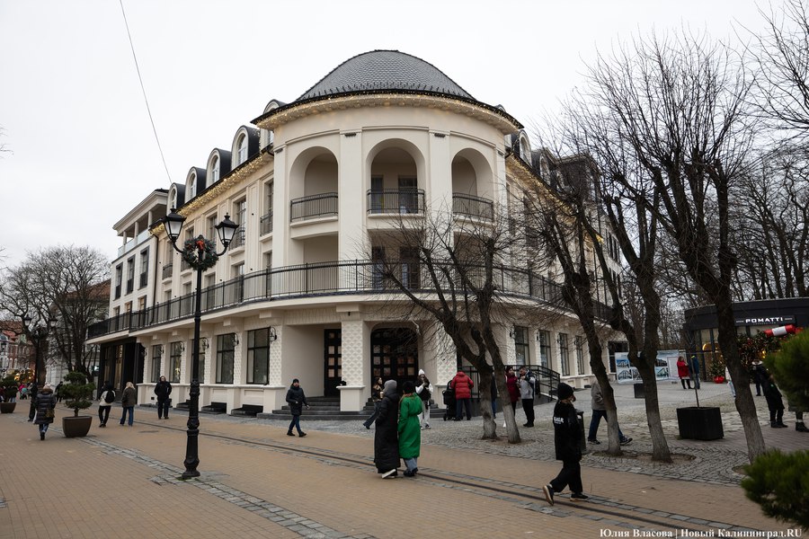 В центре Зеленоградска восстановили историческое здание «Дома звёздного неба»   Отметим, что в официальном реестре разрешений на ввод объектов в эксплуатацию на сайте областного министерства градостроительной политики информации о вводе в эксплуатацию на данный момент нет. Однако, как сообщил «Новому Калининграду» источник в администрации Зеленоградска, местные власти 12 декабря подписали свою часть разрешения на ввод в эксплуатацию. «Магазин уже открыт, рестораны и гостиница запустятся после нового года, идут внутренние ремонтные работы», — пояснил собеседник портала.    В Зеленоградске накануне побывала фотокорреспондент «Нового Калининграда» Юлия Власова. Больше фото смотрите на нашем сайте по ссылке.