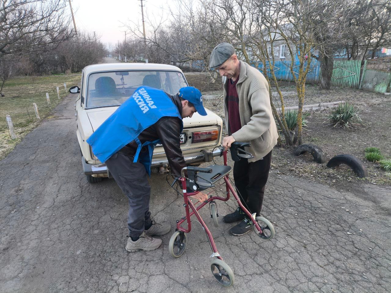 Активисты Горностаевского местного отделения партии «Единая Россия» совместно с региональным штабом #МЫВМЕСТЕ передали гуманитарную помощь нуждающимся семьям. Волонтеры привезли продукты питания, теплые вещи,  бытовую химию, инвентарь для инвалидов.  #ЕдинаяРоссия #ЕР84