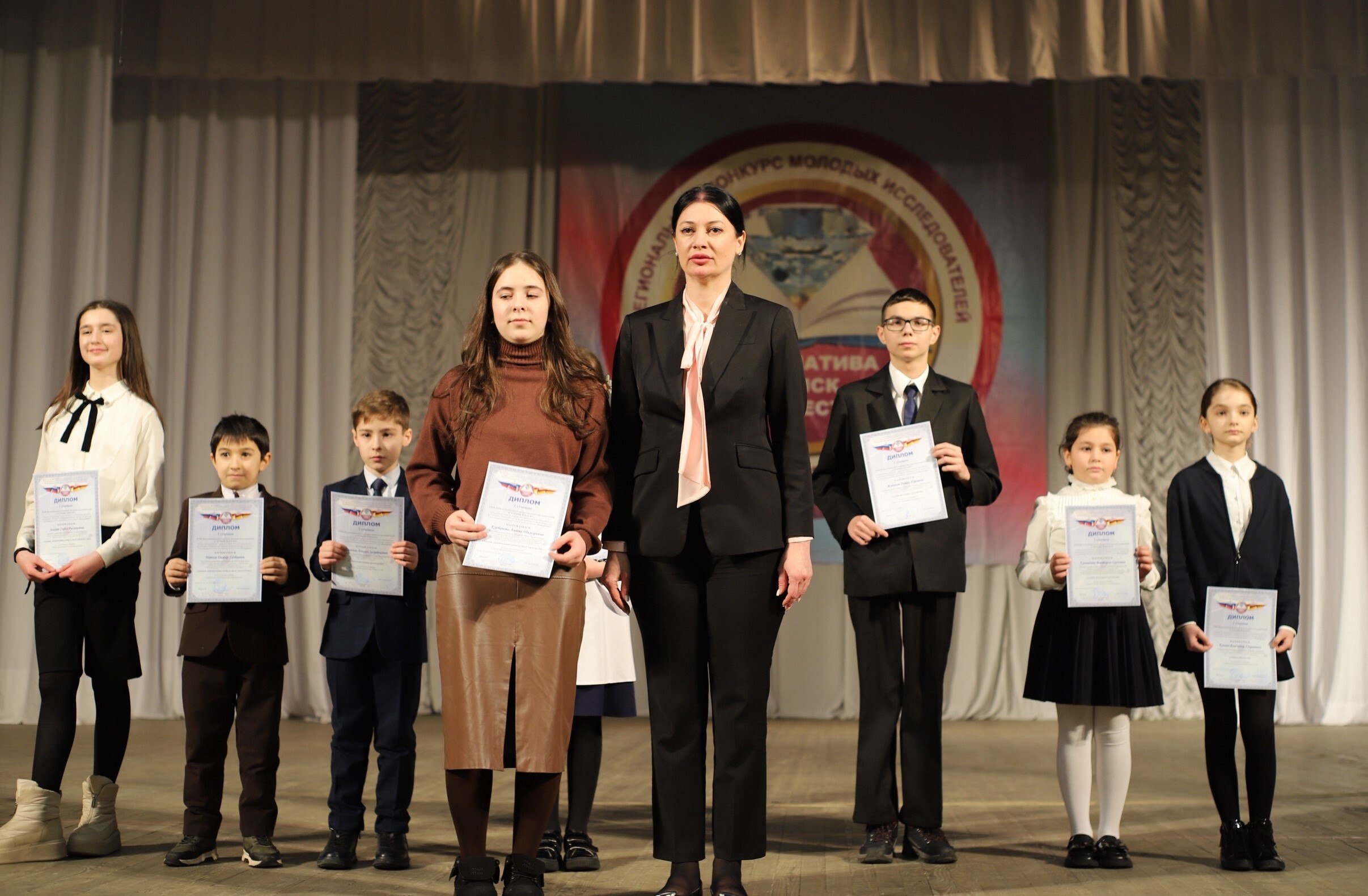 Во Владикавказе подвели итоги XXIII республиканского конкурса Ступень в науку Конкурс Ступень в науку проводится ежегодно на протяжении 23 лет и способствует реализации задач национального проекта Молодёжь и дети Очный этап собрал 350 школьников со всей республики Жюри оценивало работы в трёх возрастных группах Дипломантами I II и III степеней а также обладателями специальных призов стали 180 участников В числе призёров обучающиеся образовательного центра Вершина и творческой мастерской Грани таланта  Ершова Алана секция декоративно прикладного творчества  Плиева Милана секция математики  Караева Светлана секция культурологии  Курбанова Амина вошла в число авторов 30 лучших исследовательских работ Ребята представят республику на федеральном очном этапе конкурса Достояние России в Москве Защита проектов состоится 3 5 марта Желаем удачи Вершина в MAX подпишись