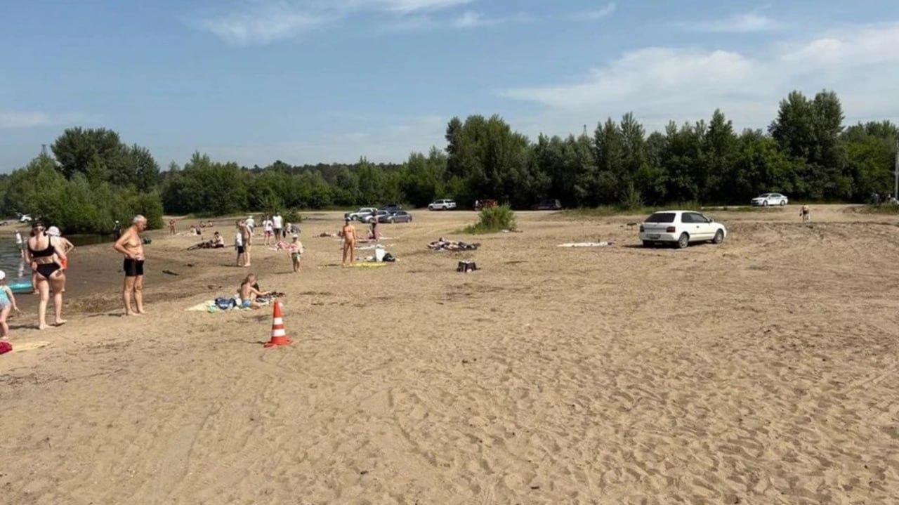 В Новосибирске водитель иномарки наехал на женщину, отдыхающую на пляже на берегу Оби Инцидент произошел 14 июня около 11:00, пишет "КП-Новосибирск". Со слов очевидцев, на берегу в тот день отдыхала компания из двух мужчин и женщины. Один из отдыхающих несколько раз "куда-то уезжал". Когда он вернулся, второй мужчина сел за руль иномарки. Сначала сибиряк "газовал по луже, а потом выехал на песок". Водитель не заметил лежащую неподалеку женщину и наехал на нее. "Если бы ему не закричали, он бы точно переехал ей голову. Насколько мы видели, женщине зажевало волосы и задело лицо. Водитель вышел из машины, посмотрел, что случилось, и когда люди стали кричать, что сейчас вызовут полицию, то сел и уехал куда-то", – рассказала очевидица. Ожидая медиков, горожане не отходили от пострадавшей и успели собрать ее вещи. Очевидица отметила, что водитель, скорее всего, был пьян, "иначе не стал бы по песку рассекать". В городской Госавтоинспекции сообщили, что пострадавшую доставили в больницу. Водитель и автомобиль пока не установлены. Сейчас полицейские выясняют все обстоятельства ДТП. Фото: Госавтоинспекция по городу Новосибирску / "КП-Новосибирск"