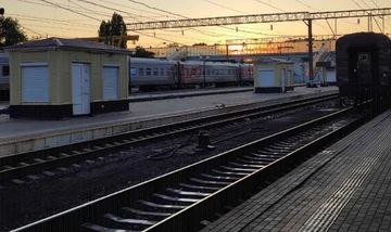 Пассажиров в Воронежской области предупредили о значительных задержках четырех поездов следующих в Крым и из него Пассажирам некоторых составов придется набраться терпения Поезд 92 Москва Севастополь отстает от графика на 30 минут А в обратном направлении поезд 092 Севастополь Москва опаздывает на 6 часов а 196 Симферополь Москва на 5 5 часов Также состав 075 Симферополь Омск вышел с задержкой в 4 часа Об этом сообщила пресс служба Гранд Сервис Экспресс утром 14 декабря