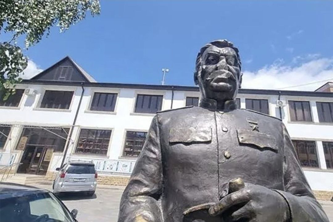 Памятник Сталину изуродовали в Цхинвале  Бюст был установлен недавно - 21 июня. Поставили его на территории местного хлебозавода по инициативе директора. Он объяснил свое решение желанием увековечить память выдающегося деятеля мировой истории, чья личность и деятельность оставили неизгладимый след в истории.  Что касается еще одного памятника Иосифу Сталину в Цхинвале, он находится во дворе здания прокуратуры, его не трогали