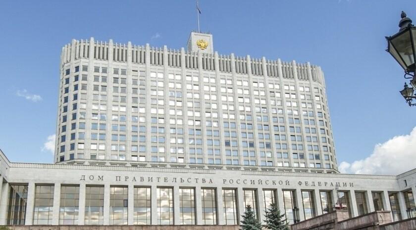 Мишустин поручил продлить льготное кредитование бизнеса в исторических регионах Премьер-министр РФ Михаил Мишустин поручил продлить программу льготного кредитования бизнеса в Донбассе и Новороссии. С предложением о продлении и расширении программы выступил гендиректор торгово-промышленной компании из ДНР «ВЭТЭК — Агро» Виктор Степанов. Он обратил внимание премьера на высокую ставку по кредитам для бизнеса Республики. «Программа для новых российских субъектов должна быть продолжена. Надо приоритизировать меры, обеспечив ее финансированием», — согласился премьер и поручил главе Минэкономразвития Максиму Решетникову проработать возможность продления программы. Правительство РФ утвердило программу льготного кредитования для представителей малого и среднего бизнеса воссоединенных регионов в 2023 году. Предприниматели могут оформить кредит по ставке до 10% сроком до трех лет, максимальный размер займа — 50 млн рублей. Программа действует до конца 2025 года. Свыше 120 тыс. субъектов МСП из воссоединенных регионов официально зарегистрированы в РФ. Им доступны все федеральные меры поддержки: льготное инвестиционное кредитование, льготный лизинг, зонтичные поручительства и другие. #Экономика