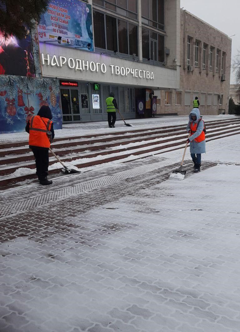 Коммунальные службы города проводят обработку объектов улично-дорожной сети противогололедными материалами.  Обрабатываются в том числе дороги, спуски, подъемы, мостовые сооружения, путепроводы.  Задействовано 107 единиц техники, в том числе 54 комбинированные дорожные машины, и более 700 уборщиков на муниципальных территориях. Для расчистки дворов привлечены дворники управляющих компаний и ТСЖ.  Всем участникам дорожного движения необходимо быть предельно внимательными и осторожными. Пешеходов прошу переходить дорогу строго по пешеходным переходам, водителей - соблюдать скоростной режим, держать дистанцию, не делать резких маневров.  #АлексейЛогвиненко #ГлаваАдминистрацииРостова #АдминистрацияРостова #РостовНаДону #ЖКХ