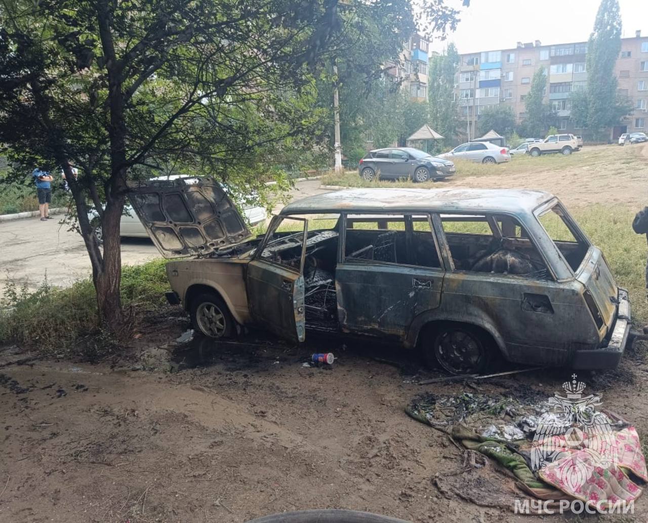 В Новотроицке сгорел автомобиль: предполагается поджог Днем во дворе дома по улице Советской загорелся легковой автомобиль. На место происшествия оперативно прибыли сотрудники 24 пожарно-спасательной части. В тушении пожара, охватившего площадь в 8 квадратных метров, участвовали 6 специалистов и 2 единицы техники. Пострадавших нет. МЧС России предупреждает: - паркуй автомобиль в хорошо освещённых местах; - устанавливай видеонаблюдение или сигнализацию; - не оставляй в салоне легковоспламеняющиеся предметы МЧС Оренбургской области MAX