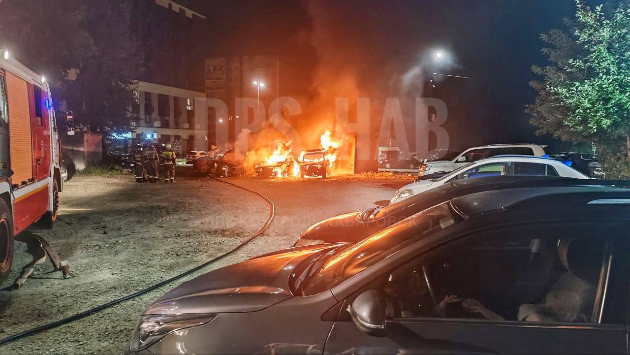 На парковке между пятерочкой и дома 16 по Лермонтова. Сгорело три машины.