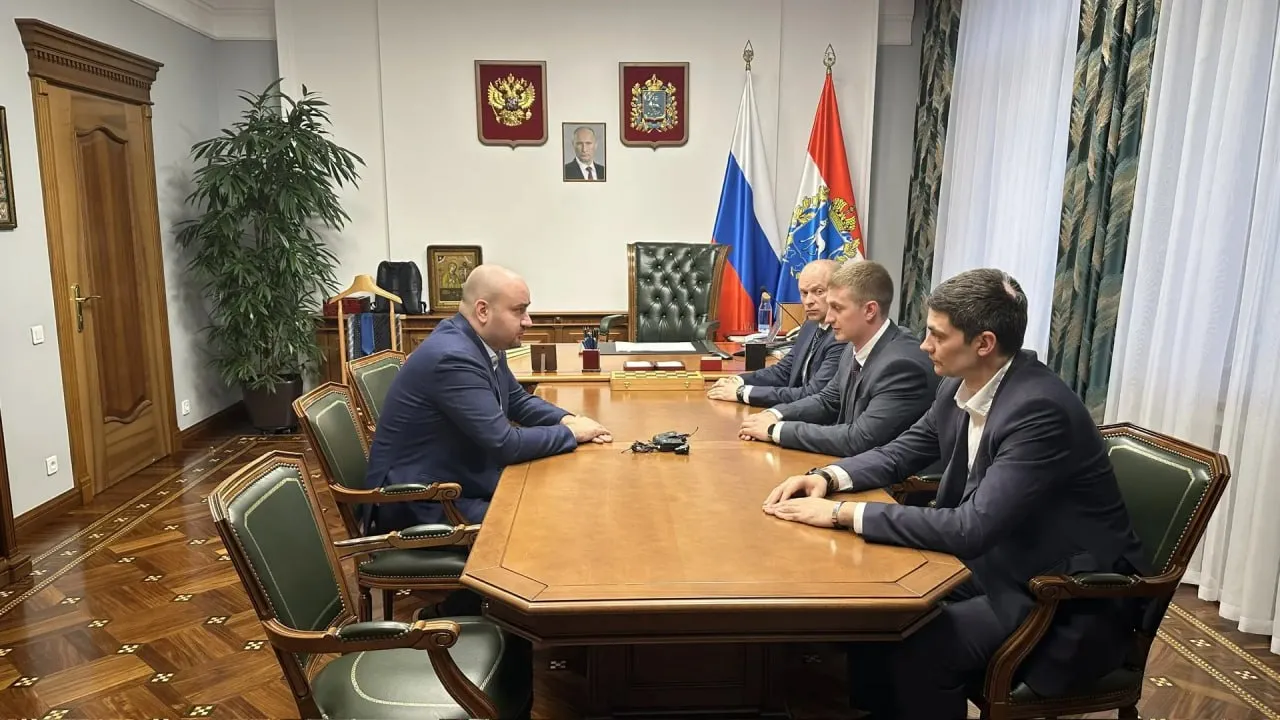 Губернатор Вячеслав Федорищев встретился с участниками федеральной программы Время героев Сергеем Карасевым Андреем Ереминым Константином Яшиным Время героев это проект нацеленный на формирование кадрового резерва для работы на различных должностях в органах государственной и муниципальной власти и на предприятиях Проект ориентирован на ветеранов спецоперации На встрече с главой региона ветераны прошедшие обучение и уже занимающие государственные и муниципальные должности рассказали о том как сложилась их судьба как выстраивается карьера после переобучения в федеральном проекте обсудили и дальнейшие перспективы сотрудничества и меры поддержки этой категории граждан Напомним что в Самарской области действует программа Школа героев которая стала продолжением федерального проекта ГТРК Самара MAX lВК lОК lСАЙТ