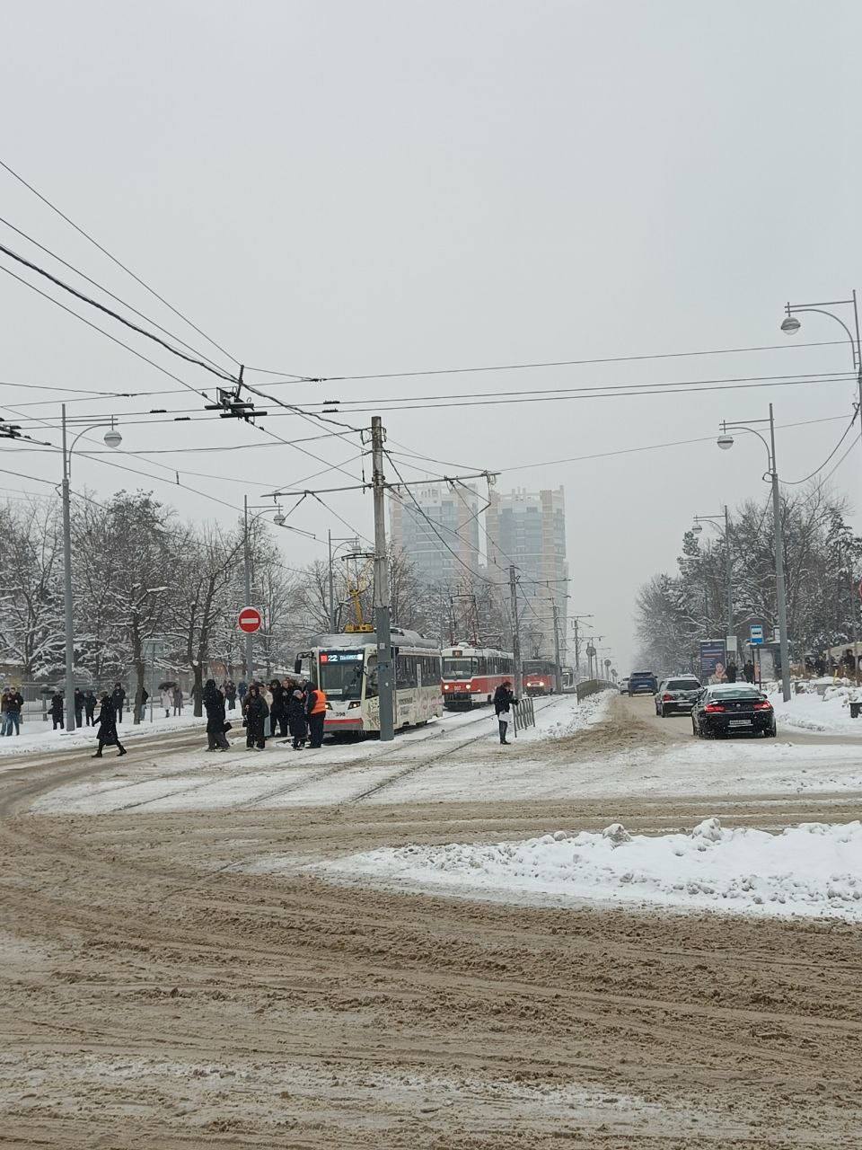 Трамваи перестали ходить на Московской Как говорят в КТТУ из за технических неполадок стрелочного перевода Маршруты 5 8 15 21 и 22 временно следуют через Декабристов Люди идут пешком
