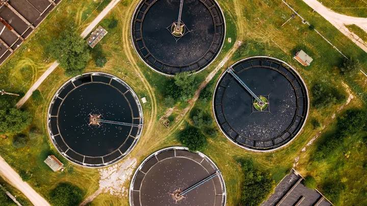 Прокуратура вынесла представление мэру города из за нарушений на станции аэрации Нижнего Новгорода Во время проверки станции ведомство увидело что сточные воды с очистных сооружений сбрасываются прямо в Волгу В них нашли превышение вредных веществ БПК5 в 3 9 раз марганец в 10 раз нефтепродукты в 10 раз фторид ион в 3 1 раз и т д Кроме того выявили нарушения связанные с загрязнением воздуха и обращением с отходами Теперь администрации города нужно устранить нарушения и организовать надлежащую работу станции Подписаться на нас в MAX