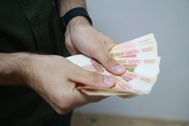 На Дону возбуждено уголовное дело о крупном хищении в ЮНЦ РАН В Ростове на Дону сотрудники правоохранительных органов выявили факт хищения средств Российского научного фонда в особо крупном размере в Федеральном исследовательском центре Южный научный центр Российской академии наук ЮНЦ РАН По предварительным данным следствия один из руководителей ЮНЦ РАН незаконно включал в состав исполнителей грантов сотрудников которые фактически не участвовали в выполнении работ Им начислялись вознаграждения которые затем похищались Общая сумма хищения составляет два миллиона рублей На данный момент уголовное дело возбуждено по статье Злоупотребление должностными полномочиями по факту совершения преступления Подозреваемые в совершении хищения устанавливаются Подпишись на AiFRostov