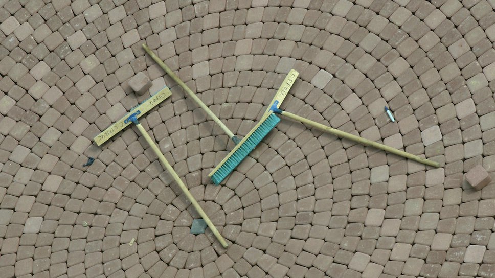 Реконструкцию Советской улицы в Ярославле продлят до 2026 года из за изменений в проекте На части улицы появится покрытие из брусчатки Об этом сообщил директор департамента городского хозяйства мэрии Ярослав Овчаров Проект скорректируют чтобы выполнить новое покрытие Работы по укладке брусчатки начнутся весной 2026 года при подходящих погодных условиях В соответствии с решением инвестиционной комиссии которая проходила под представительством губернатора Михаила Евраева сроки продлены Проектный институт откорректирует часть проектной документации для того чтобы было выполнено покрытие из брусчатки И уже в весенний период двадцать шестого года при наступлении благоприятных погодных условий мы выходим на работы связанные с брусчаткой Ярослав Овчаров Фото Николай Цыганов Коммерсантъ Еще больше новостей в Telegram канале Ъ Ярославль