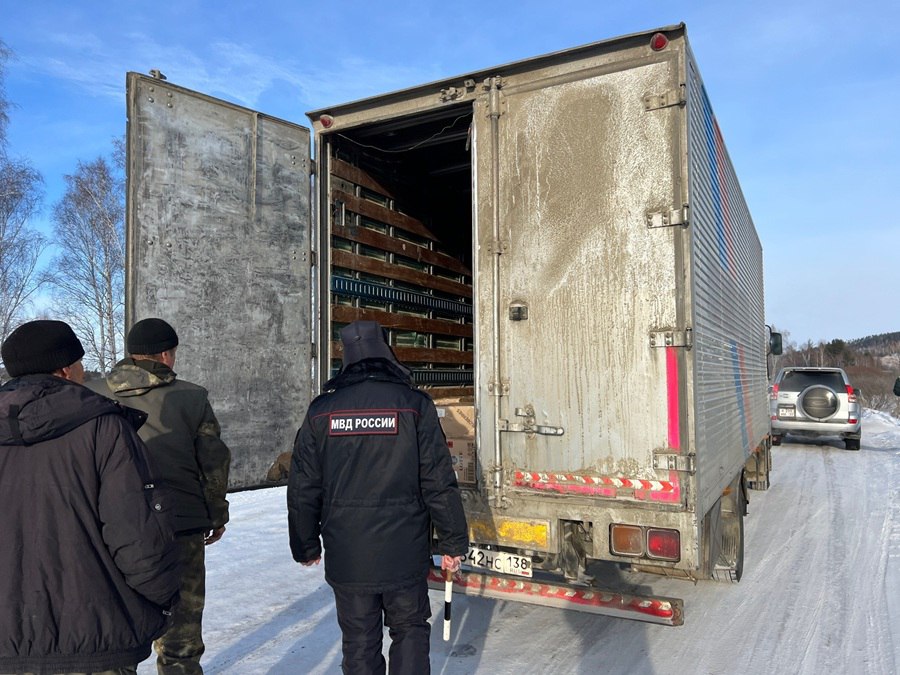 В Бурятии круглосуточные посты проверяют все фуры В Бурятии продолжается работа круглосуточных ветеринарных постов на границе с Забайкальским краем которые более месяца эффективно сдерживают проникновение пастереллеза зарегистрированного в соседнем регионе На семи въездах в Бурятию специалисты ветеринарной службы Россельхознадзора МВД и Росгвардии проводят досмотр транспортных средств чтобы предотвратить ввоз мяса мясной продукции живого скота и кормов которые могут переносить опасную инфекцию С начала работы постов проверено более 15 тысяч машин В 706 случаях была обнаружена подконтрольная продукция а также 36 голов скота Вся эта продукция либо изъята и уничтожена либо возвращена отправителям Новости Бурятии