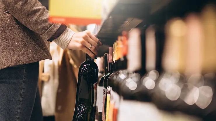 Закон об ограничении продажи алкоголя привел к закрытию 420 магазинов в Забайкалье С начала действия закона об ограничении реализации алкоголя в магазинах расположенных в многоквартирных домах в Забайкальском крае прекратили свою деятельность 420 торговых точек Об этом сообщил вице премьер краевого правительства Алексей Гончаров Всего насчитывалось 454 таких объекта на сегодняшний день деятельность прекратили 420 пять из них на прошлой неделе уточнил Гончаров Фото ru freepik com   Подписаться на sibnovosti ru предложить новость