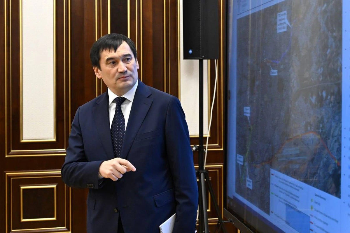 Узбекистан и Турция расширяют взаимодействие по Срединному коридору Министр транспорта Узбекистана Илхом Махкамов заявил что между странами подписаны соглашения направленные на поддержку и упрощение грузоперевозок через Срединный коридор а также на использование морских портов Турции включая порт Мерсин для доставки грузов до Американского континента Кроме того он добавил что страны достигли договорённости о взаимной поддержке сокращении бюрократических препятствий на границах упрощении транспортных процедур Также согласованы меры по облегчению перевозок по маршруту Узбекистан Туркменистан Иран Турция Границы Турции и Ирана остаются открытыми перевозки продолжаются В будущем планируется провести трёхсторонние встречи где стороны обсудят конкретные шаги для эффективного использования транспортного коридора пояснил министр Особое внимание уделяется цифровизации перевозок Махкамов подчеркнул что страна ускоряет внедрение цифровых решений и стремится сделать их примером для всего транспортного коридора  В качестве примера он отметил электронные разрешения на движение автотранспорта которые Узбекистан и Турция первыми внедрили систему e permit Ранее в ходе официального январского визита Шавката Мирзиёева в Турцию был подписан ряд соглашений включая договор о сотрудничестве в области развития международных транспортных коридоров который также планирует запуск контейнерных поездов по маршруту Узбекистан Туркменистан Иран Турция ℹ  Сам транспортный коридор входит в число инициатив по возрождению Шелкового пути в современном формате Ожидается что сроки доставки грузов по маршруту могут быть почти в два раза короче по сравнению с морским путем через Суэцкий канал что делает его более привлекательным для экспортеров и логистических компаний Узбекистан Турция         ExpressAsia