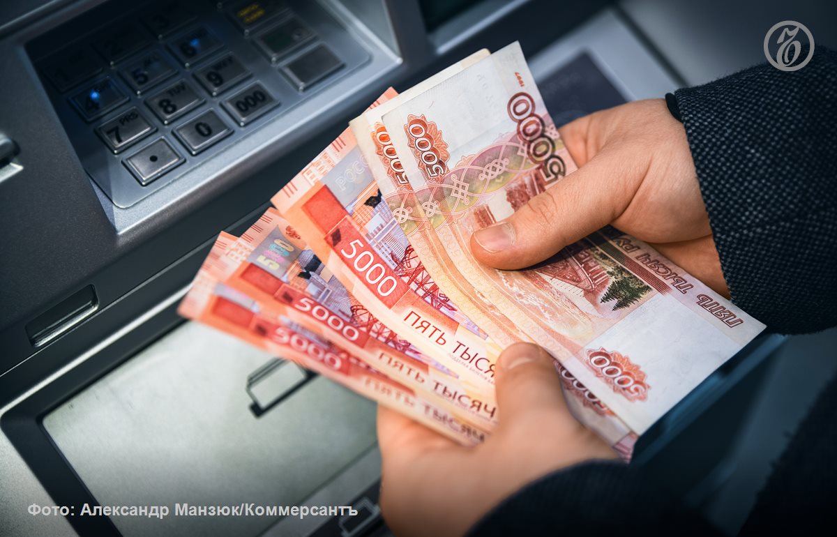 Минфин предложил ограничить внесение наличных через банкомат Лимит в 1 млн руб в месяц будет установлен для физлиц Соответствующий законопроект направлен на согласование в ЦБ и Росфинмониторинг в середине января сообщил Интерфакс со ссылкой на источник Инициатива направлена на обеление экономики уточнил собеседник агентства Из за отсутствия лимита в безналичный оборот могут вводиться деньги неустановленного происхождения считают авторы законопроекта В случае принятия закона он вступит в силу через 180 дней со дня опубликования чтобы банки успели адаптироваться Подписывайтесь на Ъ Оставляйте бусты