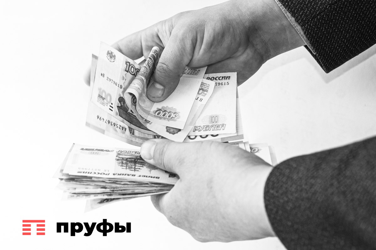 В Башкирии средства, направленные на улучшение жилищных условий, потратили на ликвидацию свалки Прокуратура Давлекановского района выявила нарушения в исполнении бюджетного законодательства. Как сообщает пресс-служба ведомства, администрация Поляковского сельсовета получила 280 тыс. рублей из муниципального бюджета на реализацию нацпроекта «Жилье и городская среда», но глава поселения направил эти средства на ликвидацию несанкционированной свалки, хотя эта обязанность по решению суда возлагалась на региональное Министерство земельных и имущественных отношений. Для сокрытия нецелевого расходования был заключен фиктивный контракт с предпринимателем, содержащий ложные данные о работах. Прокуратура оштрафовала главу на 20 тыс. рублей по ст. 15.14 КоАП РФ и внесла представление в Совет сельского поселения об устранении нарушений. Обратная связь Подписаться