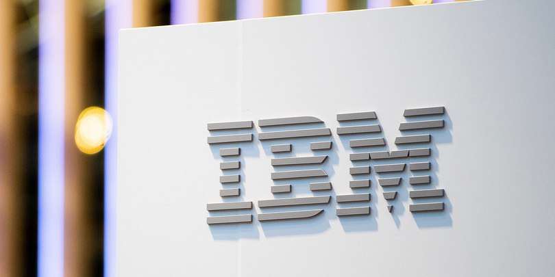Акции IBM показали самое сильное падение за 25 лет с октября 2000 года В понедельник 23 февраля бумаги IBM подешевели на 13 2 а с начала месяца акции IBM в общей сложности обвалились на 27 что стало самым значительным падением за месяц как минимум с 1968 года Массовые распродажи в бумагах технологической компании начались после заявления стартапа в области искусственного интеллекта Anthropic В Anthropic сообщили что его инструмент Claude Code можно использовать для модернизации устаревших систем написанных на языке программирования Cobol намного быстрее чем ранее Сейчас такая модернизация одно из ключевых направлений деятельности IBM Язык программирования Cobol был разработан более 60 лет назад На долю продуктов написанных с использованием этого языка приходится около 95 транзакций в банкоматах США Кроме того такие программы ежедневно используются в критически важных системах в финансовой сфере в авиакомпаниях и государственных учреждениях Подробнее Акции IBM обвалились максимально более чем за 25 лет Подписаться на канал Мы в MAX