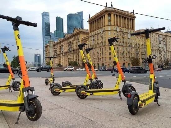 В Москве с начала сезона операторы аренды самокатов выписали 40 тысяч штрафов и заблокировали 46 тысяч аккаунтов. Наказания касаются нарушений ПДД, передачи самоката несовершеннолетним, а также систематических и грубых нарушений. В ЦОДД отметили, что нарушения выявляются, в том числе, с помощью камер с нейросетью.