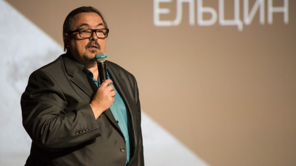 За дискредитацию армии оштрафовали главу киноклуба Ельцин Центра Вячеславу Шмырову назначили штраф в 45 тысяч рублей сообщил 66 RU адвокат Георгий Краснов Поводом стало антивоенное высказывание которое киновед опубликовал в своих социальных сетях 25 февраля 2022 года Вину он не признал и на суд не пришел Данное постановление будет обжаловано защитой Шмыров не допускал высказываний дискредитирующих армию России Он не был извещен о составлении протокола по делу в связи со сменой адреса проживания Кроме того дело рассмотрено судьей подлежащей отводу из за ранее принятых решений а акт осмотра интернет страницы имеет признаки недостоверности в части даты и способа осмотра сказал в беседе с 66 RU Краснов В первый раз Шмыров избежал наказания поскольку полицейский составлявший на него протокол вписал имя другого человека Адвокат главы киноклуба требовал отвода судьи в связи с тем что она с нарушениям вернула документ силовику Требование отклонили Фото Любовь Кабалинова пресс служба Ельцин Центра   Новости из Екатеринбурга