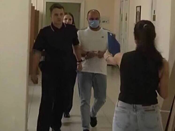 Начальника полиции аэропорта Нижнего Новгорода задержали за взятки В Нижнем Новгороде ФСБ задержала начальника полиции аэропорта Намига Мусаева. Его подозревают в организации незаконной миграции через получение взяток от иностранцев. По данным источников, близких к силовым структурам, Мусаев, пользуясь служебным положением, покрывал нелегальное пребывание мигрантов в России, помогая им беспрепятственно проходить контроль. Подробности дела пока не раскрываются.