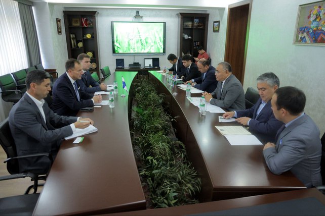 Финская Valtra планирует проекты по производству сельхозтехники в Узбекистане Министр сельского хозяйства Узбекистана Иброхим Абдурахмонов провёл встречу с генеральным директором финской компании Valtra Микко Лексикойненом в ходе которой обсуждены перспективные направления сотрудничества и реализация совместных проектов в сфере сельскохозяйственного машиностроения   English O zbek tilida Ўзбек тилида На русском iOS Android