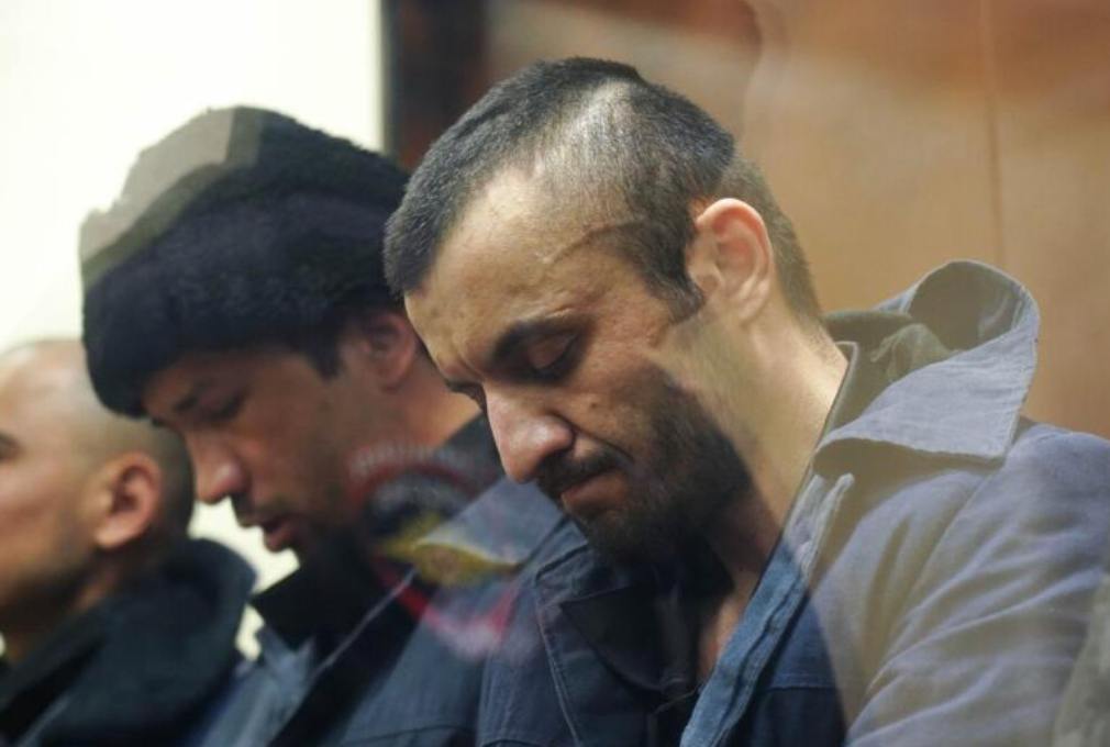 «Хотел убить всю семью»: террорист из «Крокуса» сбил на дороге ребенка после теракта Уже после теракте в «Крокус Сити Холле» один из террористов, Далержон Мирзоев, хотел убить еще людей. На допросе он признался, что намеренно сбил восьмилетнего мальчика с семьей, когда скрывался с места преступления. «Планировал убить всю семью, чтобы жертв было больше», – заявил Мирзоев на допросе. 22 марта 2024 года Илья Толпыкин с мамой, папой и сестрой возвращался домой – шли по зебре на зеленый. Мирзоев был за рулем машины, на которой террористы сбегали после теракта. Удар был страшной силы: мальчика отбросило на несколько метров. Диагноз – переломы бедра и ключицы, ЧМТ, сотрясение, ушибы легких. Он чудом выжил. По словам адвоката, уголовное дело по факту ДТП до сих пор не возбуждено, следствие не дает доступа к материалам, а прошел тем временем уже год. Осташко! Важное подпишись #важное