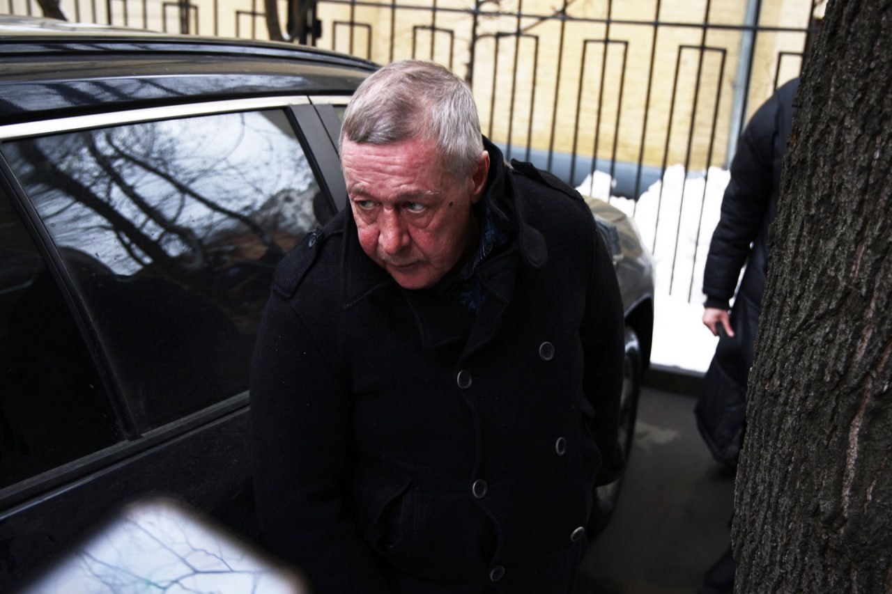 Михаил Ефремов попал в базу «Миротворца» Актер поддерживает «нападение» России на Украину и является «пособником военных преступлений», говорится на сайте. Карточка Ефремова появилась в базе экстремистского портала, когда он отбывал наказание в колонии, отмечает РИА «Новости». Признан экстремистским и запрещен на территории РФ. Подпишитесь на «Абзац» Добавьте «Абзац» в ленту «Дзена»