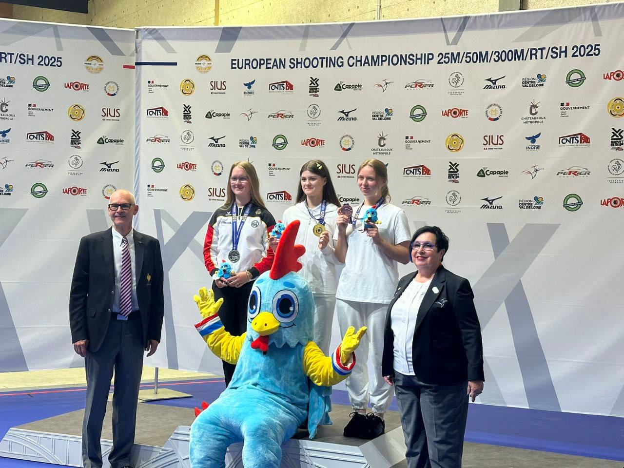 Белоруски Петрова и Иванова взяли золото и бронзу чемпионата Европы-U21 в стрельбе из пистолета  Во французском Шатору проходит чемпионат Европы по пулевой стрельбе.  В стрельбе из малокалиберного пистолета на 25 м Александра Петрова набрала 32 очка и стала чемпионкой Европы, опередив немку Айлин Питшке на 4 балла. Екатерина Иванова совершила 24 точных выстрела и завоевала бронзовую награду.