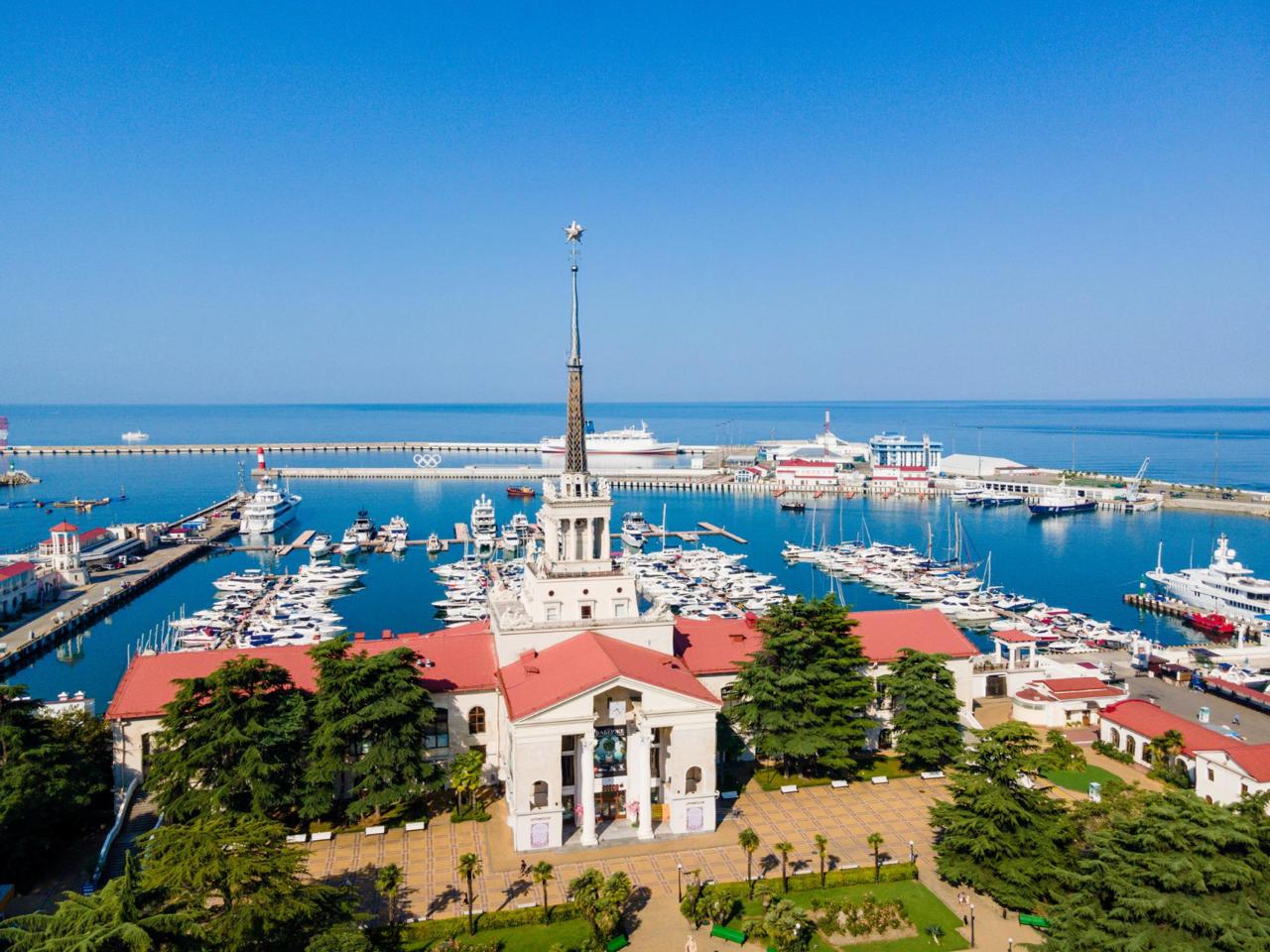 Паром Трабзон Сочи похоже всё Росморречфлот отозвал разрешение на осуществление международных морских перевозок по этому маршруту на судне SeaBridge сообщает Оперштаб Краснодарского края ссылаясь на информацию исходящую от Минтранса РФ Как минимум одной если не единственной или не главной причиной такого шага послужило обращение в ведомство губернатора Краснодарского края Вениамина Кондратьева В этом послании в частности указывалось что сочинская инфраструктура недостаточно подготовлена к приему грузопассажирских судов а портовый пункт пропуска через границу не укомплектован необходимым оборудованием Небезопасно мол В этом году паром SeaBridge совершил несколько попыток захода в Сочи сначала в тестовом режиме а позже и с пассажирами В порт российского города курорта его так и не пустили tripfarearea RU Подпишись