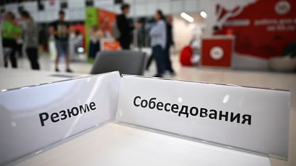 В июне самой дефицитной в Воронежской области стала профессия дворника  В Воронежской области в июне в топ-5 дефицитных профессий попали дворники, врачи, продавцы, повара, пекари и кондитеры, а также токари. При этом рынок труда демонстрирует признаки охлаждения: количество вакансий снижается, а количество резюме растет.   Фото: Александр Миридонов/Коммерсантъ  Подписывайтесь на «Ъ-Черноземье»
