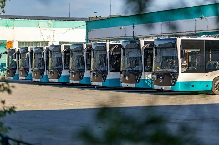 На этой неделе в Сургут поступили восемь новых автобусов НЕФАЗ Всего в рамках июльской поставки город получит 18 машин большого класса, работающих на газомоторном топливе. Новая техника будет курсировать по основным маршрутам города, повышая комфорт и стабильность пассажирских перевозок. Вероятнее всего, уже в июле автобусы выйдут на маршруты № 45 и № 47. Как сообщил заместитель главы Сургута Сергей Агафонов, обновление автопарка АО «СПОПАТ» — одна из приоритетных задач городской администрации: «В рамках конкурсных процедур закуплено 18 единиц. Первая партия уже в городе, остальные поступят в ближайшие недели.